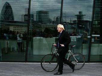 Этого человека зовут Борис Джонсон. Он едет на своем велосипеде из дома на работу. Должность у человека весьма интересная, он - мэр Лондона