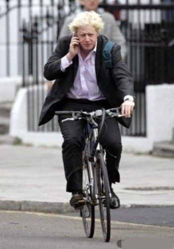 Этого человека зовут Борис Джонсон. Он едет на своем велосипеде из дома на работу. Должность у человека весьма интересная, он - мэр Лондона