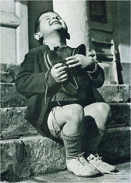 6–летний мальчишка из приюта получил в подарок от Красного Креста порцию запредельного счастья, 1946 г.