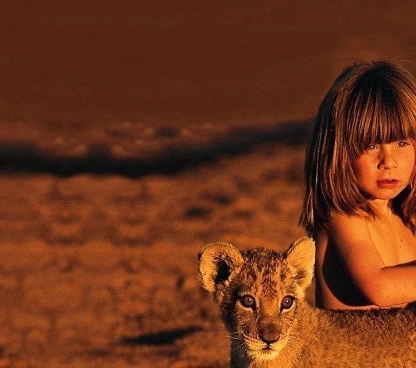 У Типпи Дегре, рожденной в Африке в семье французских фотографов, было очень необычное детство. Девочка выросла в африканской пустыне, где у нее развились теплые отношения со многими дикими животными.