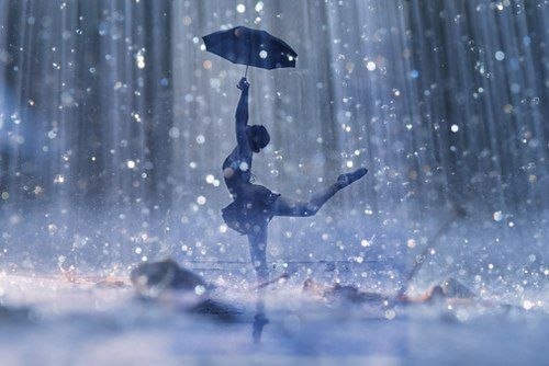 В любой ситуации выбор всегда за вами. Вы либо гуляете под дождем, либо просто под ним мокнете.
