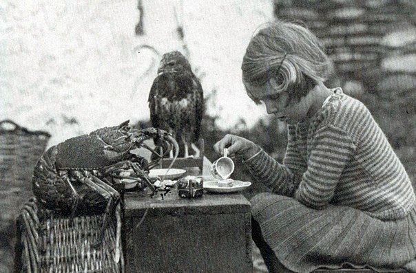 Малышка Анна за чаепитием со своими лучшими друзьями - лангустом и птенцом ястреба, Великобритания, весна 1938 года.