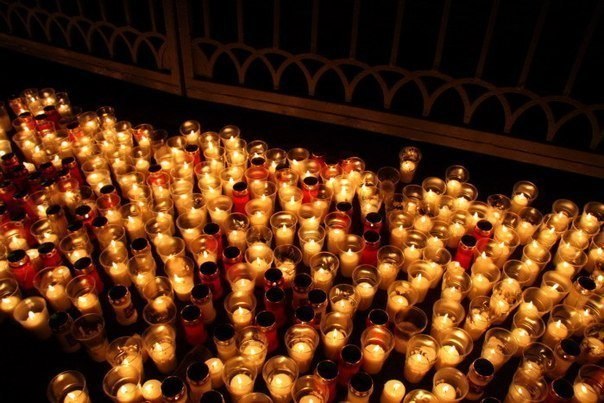 Тысячи свечей можно зажечь от единственной свечи, и жизнь ее не станет короче. Счастья не становится меньше, когда им делишься.