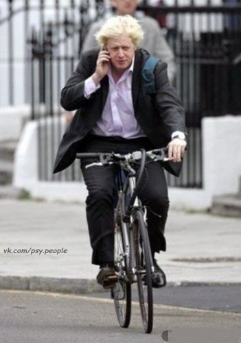 Этого человека зовут Борис Джонсон. Он едет на своем велосипеде из дома на работу. Должность у человека весьма интересная, он - мэр Лондона.