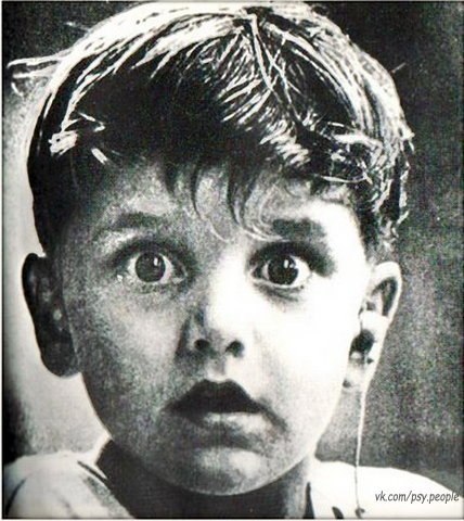 Эта фотография висит во многих кабинетах американских врачей-отоларингологов. У некоторых – на обоях компьютера. Фотограф Джек Бредли сделал этот снимок в момент, когда глухой мальчик (Harold Whittles) впервые услышал звук через только что установленный ему звуковой аппарат.