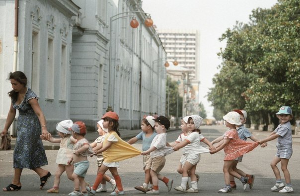 Воспитанники детского сада переходят дорогу в Батуми. Фото: Владимир Акимов, 1987 год.