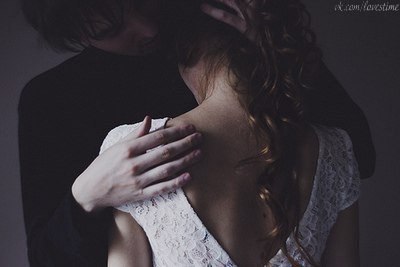 Люди слишком многое связывают с сексом, тогда как настоящая близость — глубже. Она в ласковом прикосновении, в спокойном взгляде и ровном дыхании рядом. 