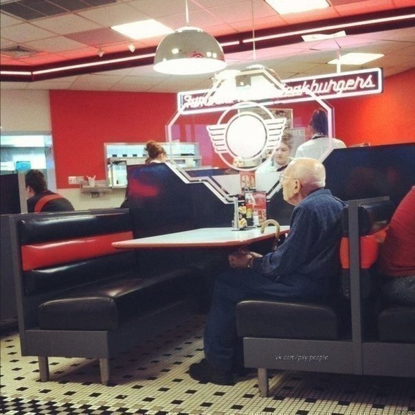Он ходил в это кафе каждый год со своей женой в День Святого Валентина. Теперь он ходит один.