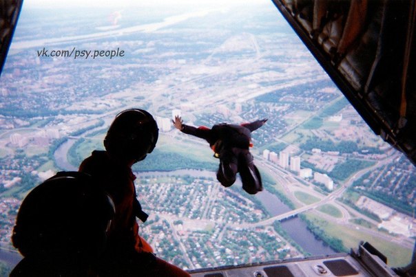 Вы бы прыгнули с парашютом?)