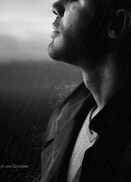 Шёл дождь, ты обещал прийти… Но видно дождь встал на твоём пути… А знаешь, я люблю дожди… В дождь могут только верные прийти…
