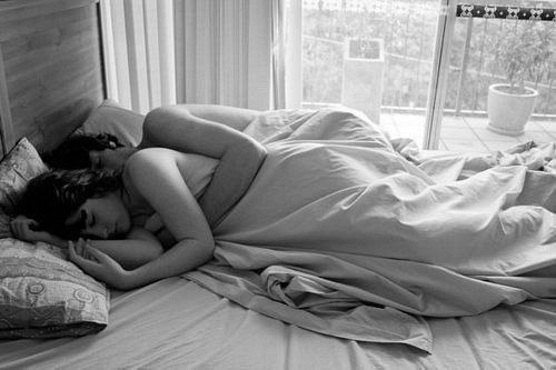 Самое офигенное - когда просыпаешься в объятиях любимого человека...он видит тебя ненакрашенной, с шухером на голове, и всё равно целует, произнося при этом: "Доброе утро, любимая!"