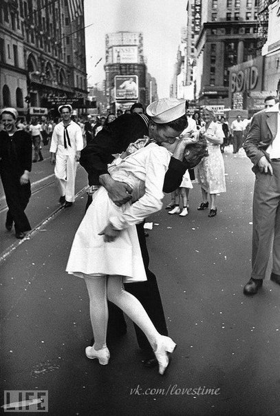 Одна из самых известных фотографий. Поцелуй моряка и медсестры после объявления об окончании войны. lfred Eisenstaedt, 1945