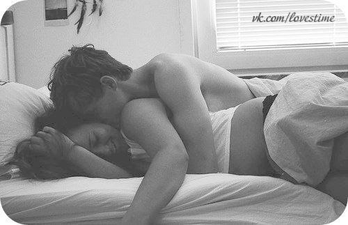 Так приятно когда лежишь рядом с ним, а он тебя крепко обнимает и молча целует .