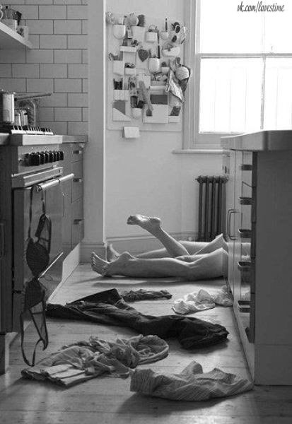 Мужчина, который утверждает, что место женщины на кухне, — просто не знает, что с ней делать в спальне!