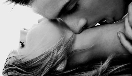 Настоящий мужской поцелуй - это как короткое замыкание, от которого перегорают все женские предохранители.