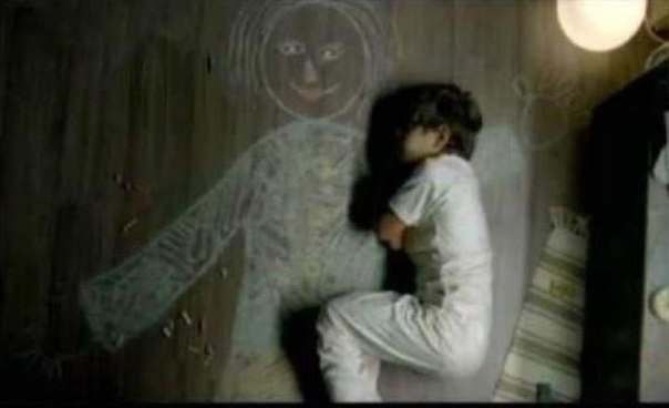 Мальчик из иракского приюта для сирот нарисовал маму и лег спать на ее руках.