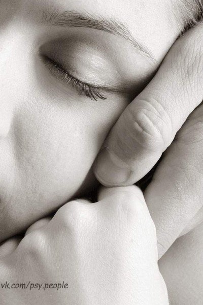 Почему мы закрываем глаза когда молимся, плачем или целуемся? Потому- что самые прекрасные вещи в жизни мы не видим, а чувствуем сердцем ...