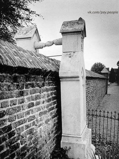 Два могильных памятника жены и мужа, разделенных стеной. Голландия, 1888 г.