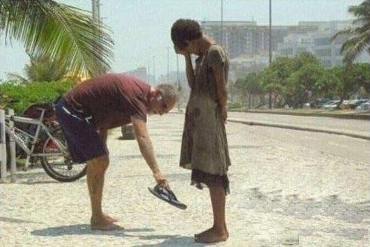 Это фотография человека, дающего свою обувь бездомной девочке в Рио-де-Жанейро. Девочка плачет от счастья.